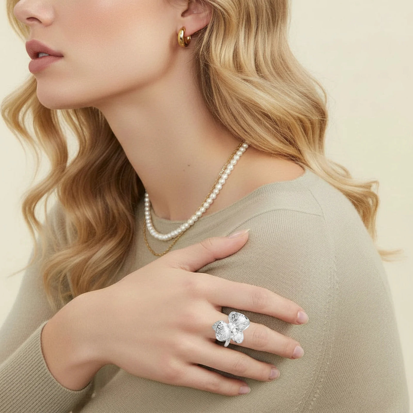 Orchid Pearl ring on model